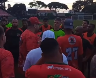 Torcedores do Velo Clube cobram jogadores antes de jogo decisivo