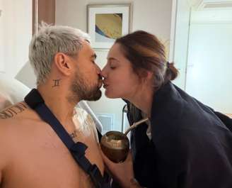 Arrascaeta ao lado da esposa