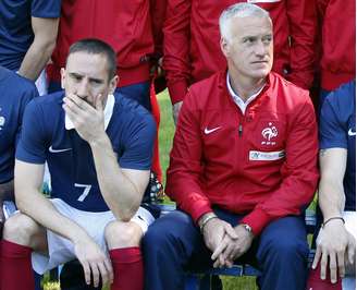 Ribéry ao lado de Deschamps em foto oficial da França; jogador está fora da Copa