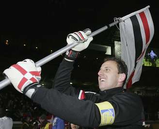 Rogério Ceni balança a bandeira do São Paulo após vitória sobre o Liverpool em 2005