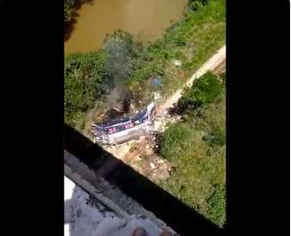 Ônibus caiu de ponte no município de João Monlevade, Região Central de Minas a 117 quilômetros de Belo Horizonte