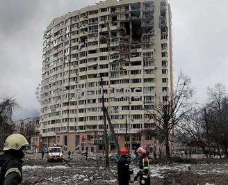 Prédio residencial destruído em Chernihiv, no norte da Ucrânia
 (Ukrainian State Emergency Service/EYEPRESS)