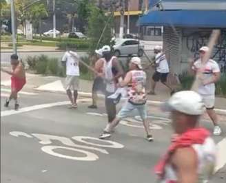 Torcedores de São Paulo e Corinthians brigam na Barra Funda antes do clássico