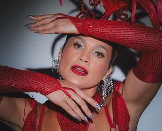 Flávia se prepara para o grande dia do desfile do Salgueiro, em 3 de março