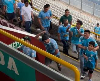 Torcedor do Sporting Cristal é flagrado imitando macaco em direção a palmeirenses, em Lima, no Peru.