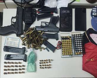 Armas e munições foram apreendidas na casa do PM