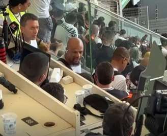 Felipe Melo discute com torcedor do Corinthians antes de final com o Flamengo no Mané Garrincha.