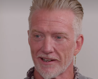 Josh Homme discute o constrangimento de quem pega o violão em festas