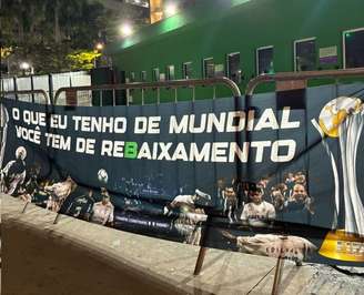 Torcida do Corinthians provoca Palmeiras com faixas nos arredores do Nubank Parque