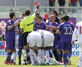 <p>Fiorentina perdeu o zagueiro Tomovic expulso no 1º tempo</p>