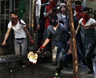 <p>Manifestantes entraram em confronto com a polícia durante protesto contra o desastre da mina, em Soma, que matou 301 mineiros. Membros das forças de segurança usaram caminhões de água e gás lacrimogêneo para dispersar as pessoas que participavam do ato</p>