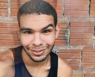 O estudante Vinicius, de 23 anos, mais conhecido como Vyni, se declara 'influencer de baixa renda'  