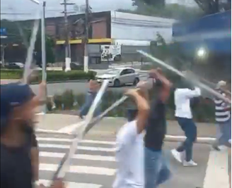 Torcidas organizadas do Corinthians e São Paulo entraramcomo apostar nos times de futeboluma briga horas antes do clássico. 