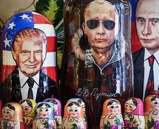Trump e Putin representados em formato de bonecas tradicionais russas