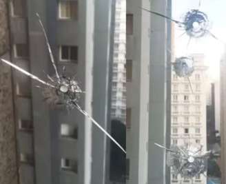 Janelas foram atingidas na noite de segunda-feira