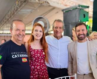 Ana Campagnolo é acusada de cortar Carlos Bolsonaro de foto com líderes do PL