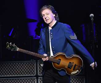 Paul McCartney atravessa a famosa faixa de pedestres de Londres