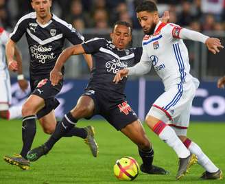 Fekir enfrenta marcação do Bordeaux, nesta sábado (foto: NICOLAS TUCAT / AFP)