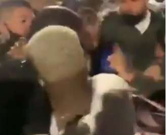 Patrick de Paula (de costas) foi flagrado pela torcida pela balada