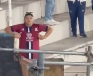 Torcedor do Talleres imita macaca em direção aos são-paulinos