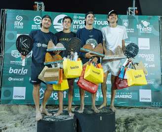 Daniel Schmitt à esquerda no pódio de boné virado para trás 