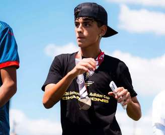 Jogador do RB Bragantino comemora título sub-16 