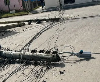 Ventos deixaram postes derrubados, árvores caídas e causaram danos em telhados