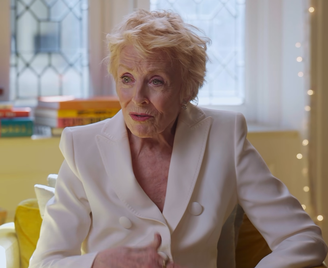 Atriz Holland Taylor, que interpretou Evelyn Harper em Two and a Half Men, ao podcast Alchemy with Anthony Mason