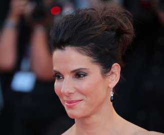 Coque alto e com topete é o penteado ideal para mulher de rosto quadrado, como Sandra Bullock 