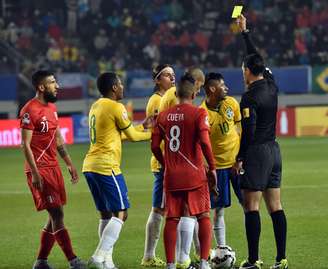 Neymar recebeu cartão amarelo após demorar para cobrar uma falta