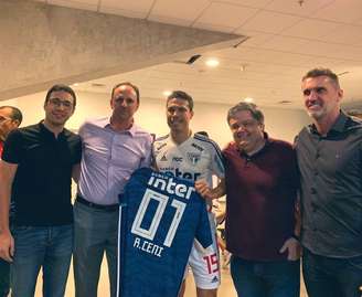 Hernanes entregou uma camisa a Rogério Ceni antes da partida contra o Fortaleza