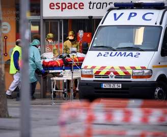 Paciente infectado pelo coronavírus sendo carregado em Nancy, na França