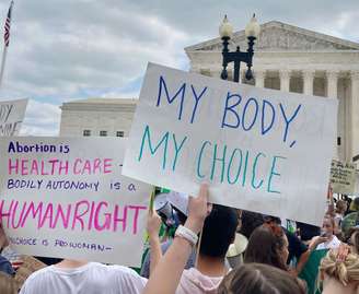 O protesto contra a derrubada do precedente legal que garantia o direito ao aborto nos EUA 