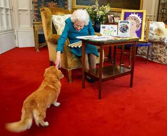 A rainha, fotografada em janeiro de 2022, com Candy, um cruzamento de dachshund com corgi