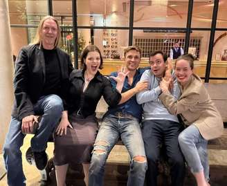 Andrew Adamson, Georgie Henley, William Moseley, Skandar Keynes e Anna Popplewel se reuniram após 20 anos da estreia de 'As Crônicas de Nárnia: O Leão, a Feiticeira e o Guarda-Roupa'