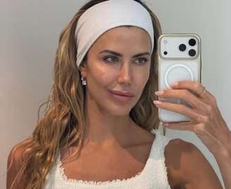 Mulher branca e loira.