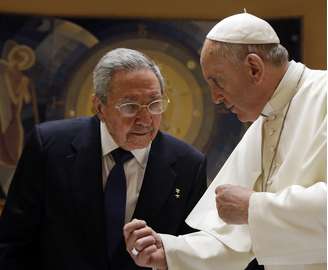 Raúl Castro e Francisco conversam durante encontro privado no Vaticano, em 10 de maio