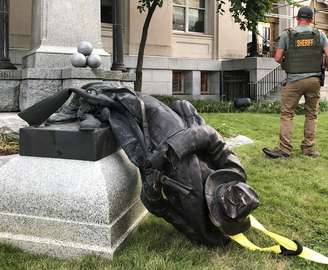 Estátua de soldado confederado derrubada em Durham, na Carolina do Norte 14/08/2017 REUTERS/Kate Medley.