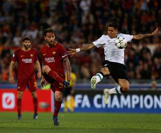 Roberto Firmino, do Liverpool, disputa a bola com Daniele De Rossi, da Roma, durante a partida da UEFA Champions League.