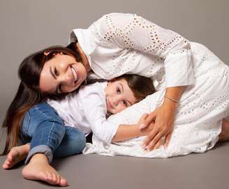 Sthefany Brito com seu filho, Enrico, que precisou ser internado após uma celulite ocular