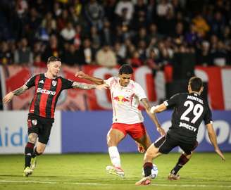 Lucas Barbosa, jogador do Red Bull Bragantino, em partida contra o River Plate, pela Sul-Americana. 