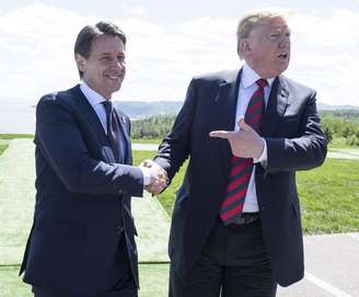 Giuseppe Conte cumprimenta Donald Trump durante o G7