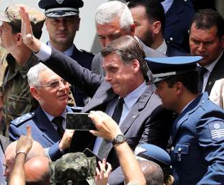 Presidente eleito, Jair Bolsonaro, acena ao participar de formatura militar em Guaratinguetá (SP)