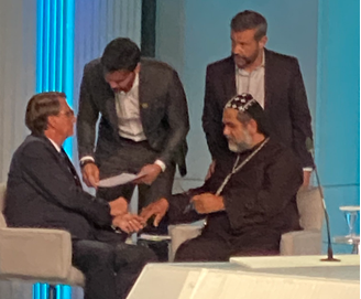 O presidente e candidato à reeleição, Jair Bolsonaro (PL), e o candidato Padre Kelmon (PTB) conversam nos bastidores do debate presidencial 