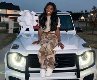 Simone Biles mostra novo carro de luxo