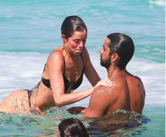 Casal apareceu na praia utilizando adereços carnavalescos