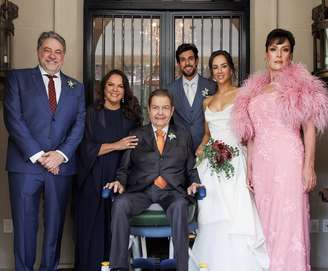 Magda Colares, de rosa, ex-mulher de Faustão no casamento da filha Lara Silva com Julinho Casares