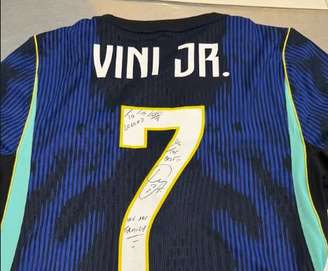 Travis Scott foi presenteado por Vini Jr com uma camisa da Seleção Brasileira depois do jogo –