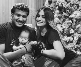 Hector Bello com esposa e filho 