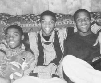 O ator Chadwick Boseman com os irmãos Kevin Boseman e Derrick Boseman